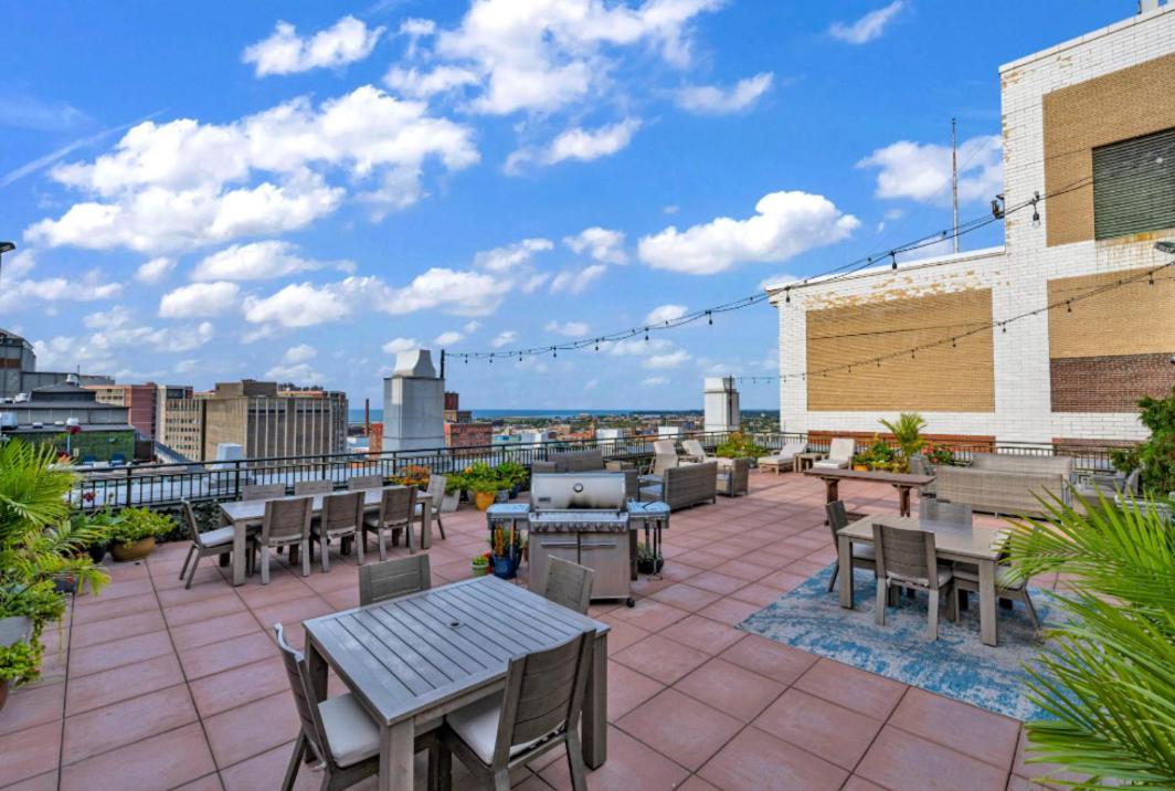 Beautiful Condo/Rooftop Patio With Free Parking Кливленд Экстерьер фото